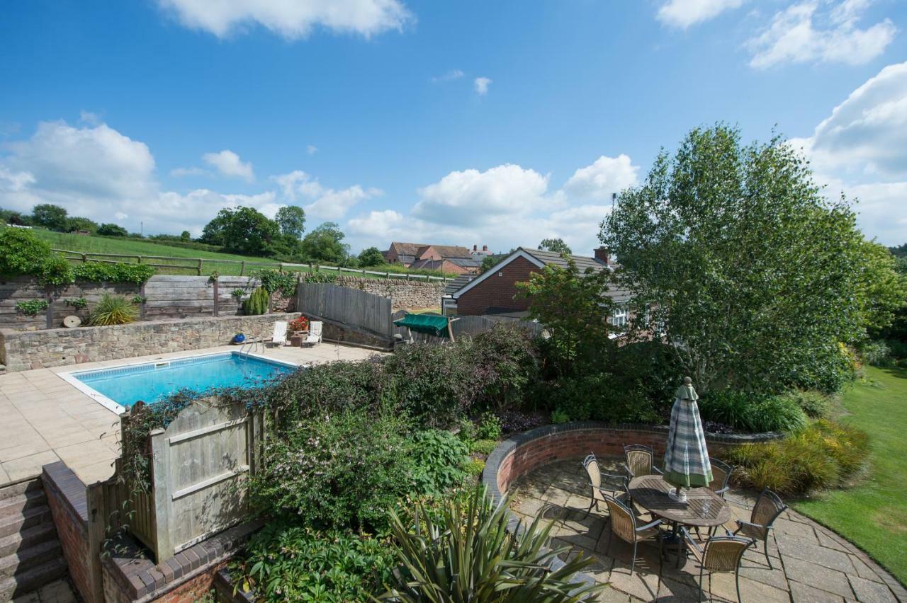 Moreton Hall Farm Bed and Breakfast Newport  Exteriör bild